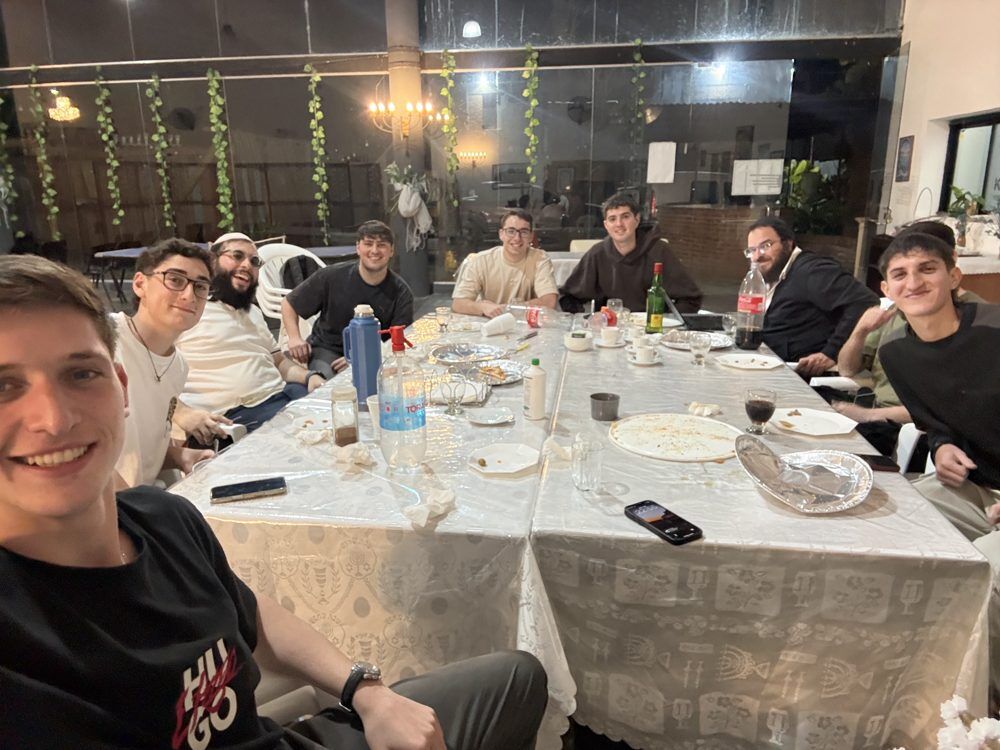 Mesa festiva de TUCasa con jóvenes compartiendo
