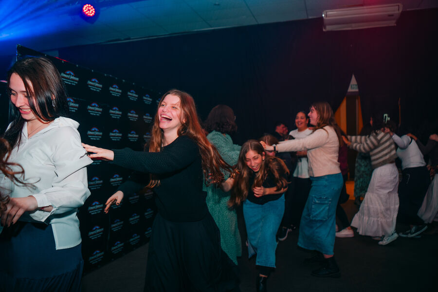 Chicas riendo mientras bailan en una fiesta