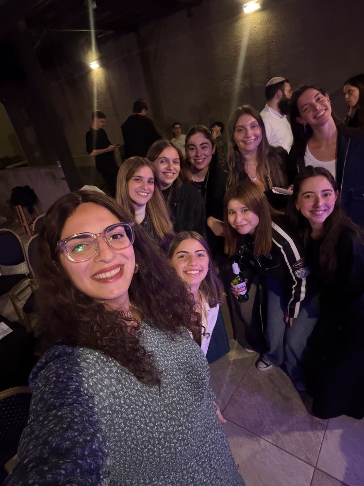 Grupo de chicas de TUCasa sonriendo juntas