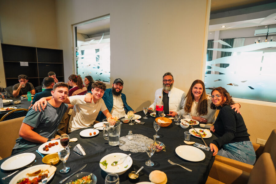 Jóvenes y familias compartiendo un almuerzo