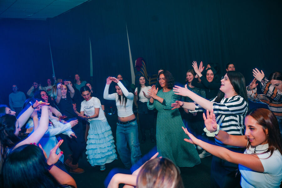 Chicas bailando en ronda en una celebración