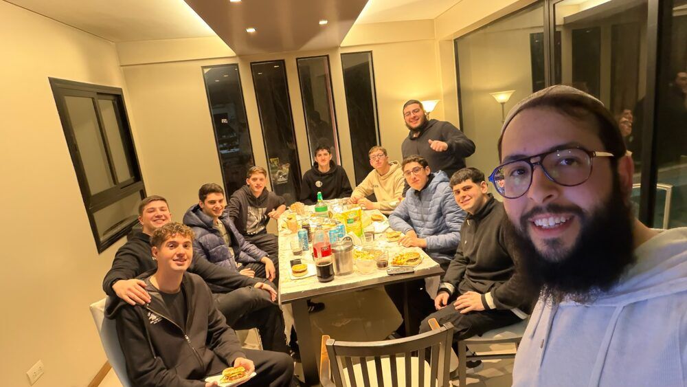 Cena de jóvenes en una casa