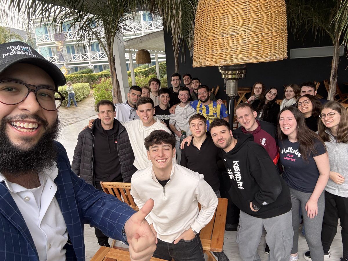 Selfie de un gran grupo de jóvenes de TUCasa sonriendo en una terraza